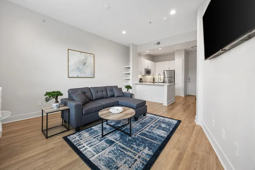 Cozy Downtown Gem - Image 1