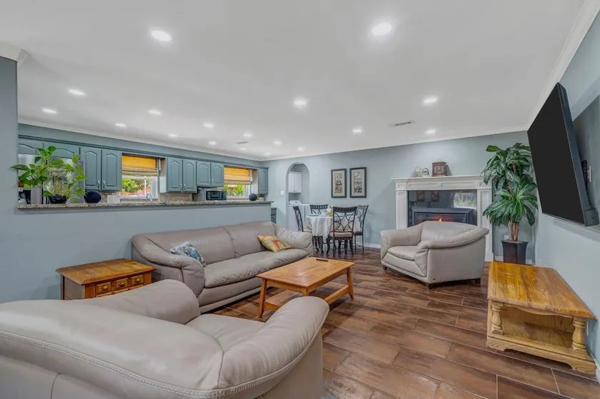 Walk to UNT | 5BR | Sleeps 10 - Image 1