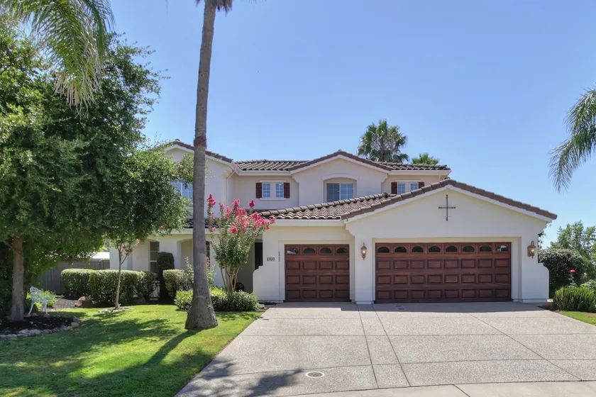 Luxury 5-bedroom Retreat in Roseville Suburbs - Image 1
