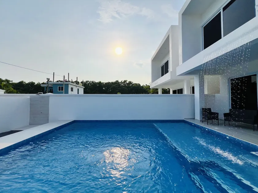 Beautiful Beach House, Le Mur Blanc I Twin - Image 1