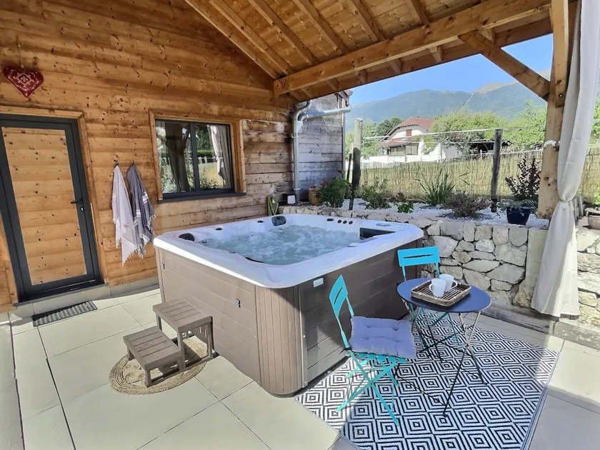 Cozy chalet with Jacuzzi - Image 1