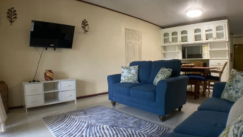 Home in Maynards | 4 Minutes Walk to the Beach - Image 1