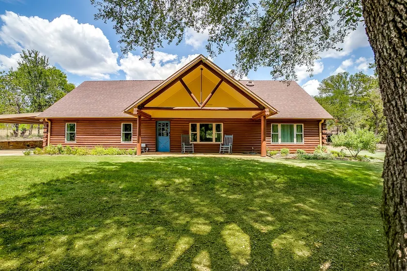 Cozy Log Cabin Retreat with Modern Comforts - Image 1