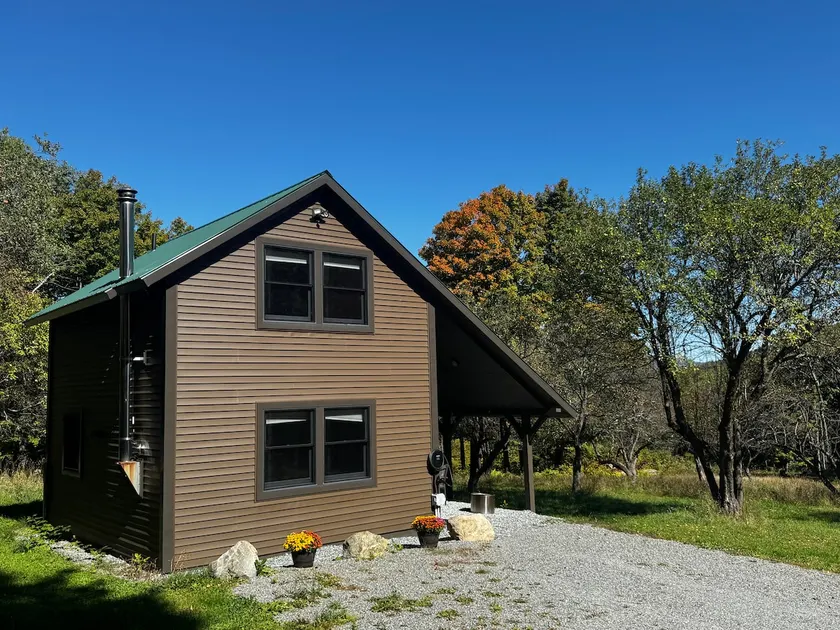 Cozy Jay Peak Cabin on 32 acres with mountain view - Image 1