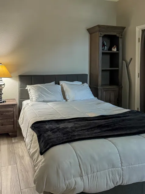 Cozy Queen Suite w/ Parking, Wi-Fi. Great Location - Image 1