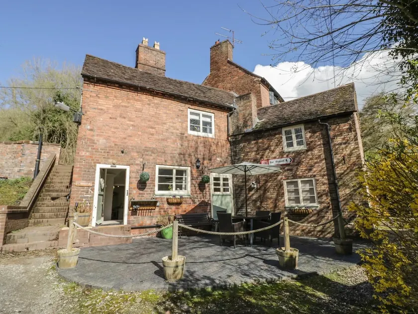 Tub Boat Cottage - Image 1