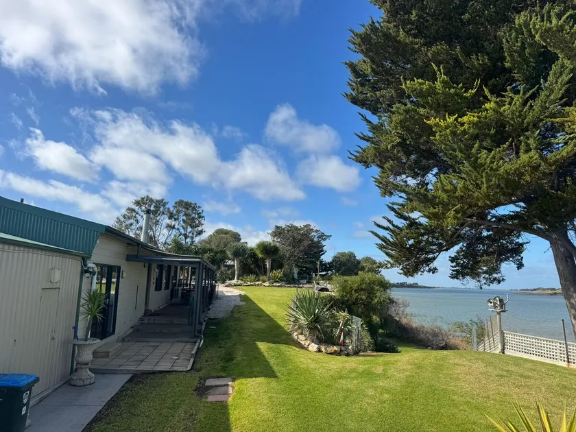 Absolute Waterfront Luxury - Image 1