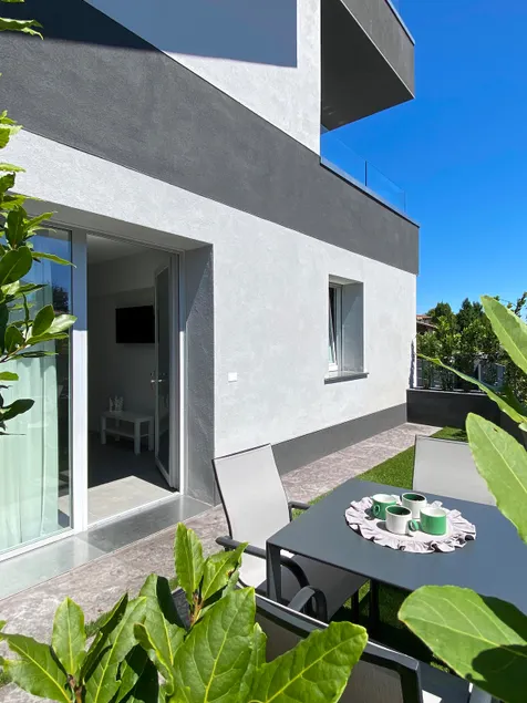 Two-room apartment with private garden - Image 1