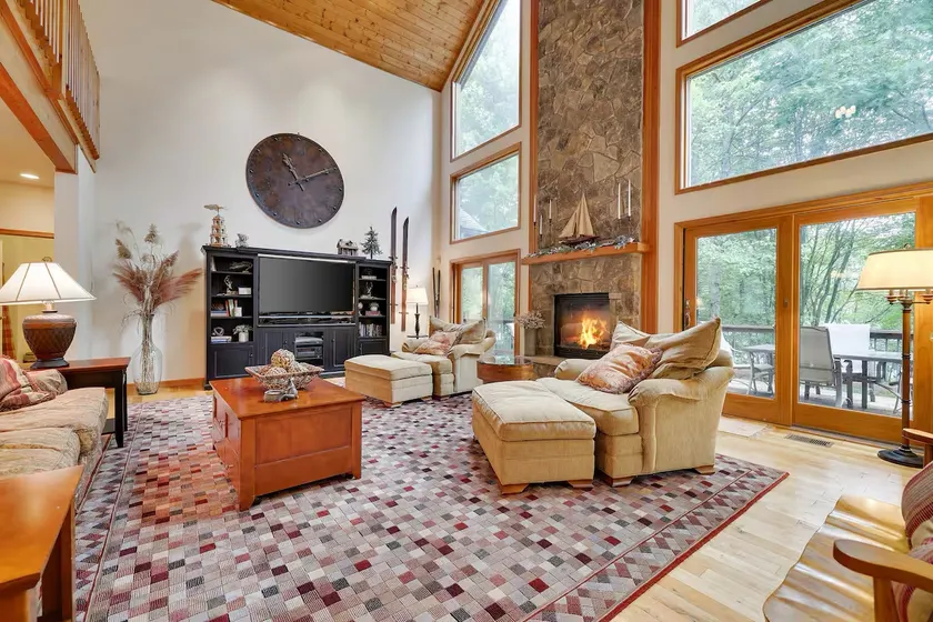 Spacious Lake Front Retreat! - Image 1