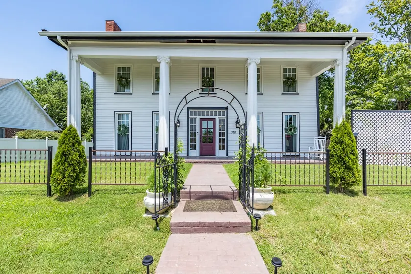 Maggie Mansion Historic 1806 Estate in Gallatin TN - Image 1