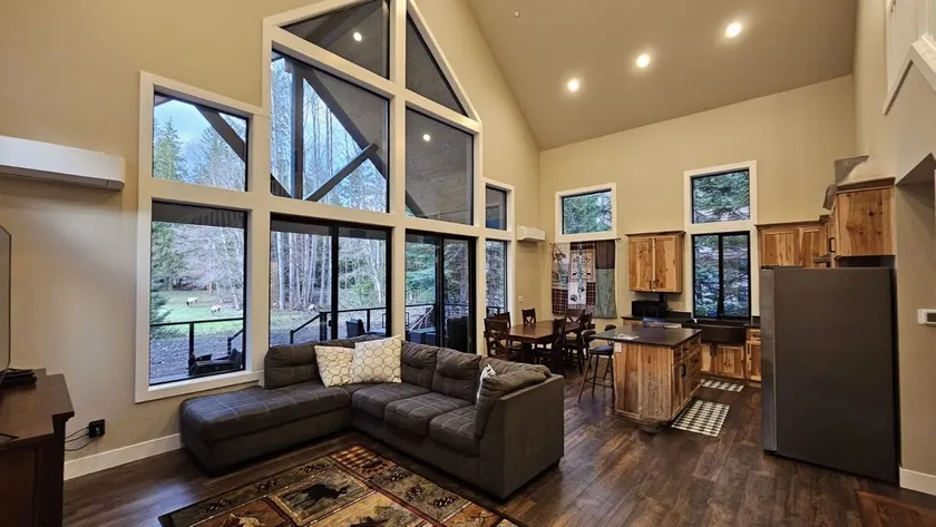 Modern Crystal Mountain Ski Retreat | Sleeps 6 - Image 1