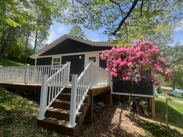 Waterfront Paddles & Purs Cottage on Claytor Lake - Image 1