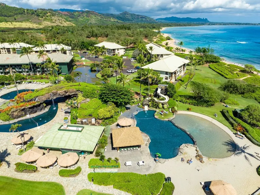 Beachfront resort, ocean view - Image 1