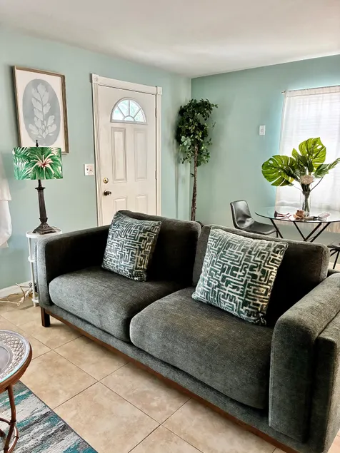 King bed - Walk to Downtown & Waterfront - Image 1