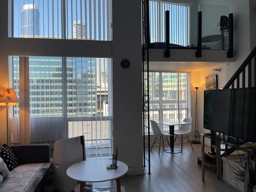 The Refined Loft /W Free Parking - Image 1