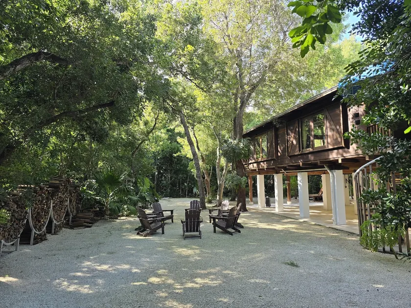 Luxury Treehouse | Ample Parking | - Image 1