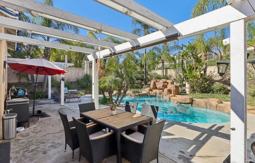 Lake Elsinore's Tropical Getaway - Image 1