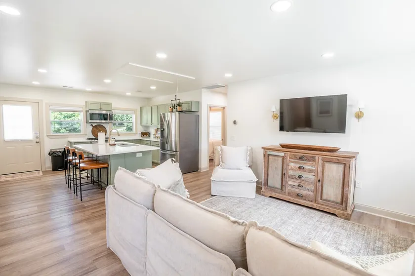 Luxurious Haven | Spacious & Quiet Four Bedroom - Image 1