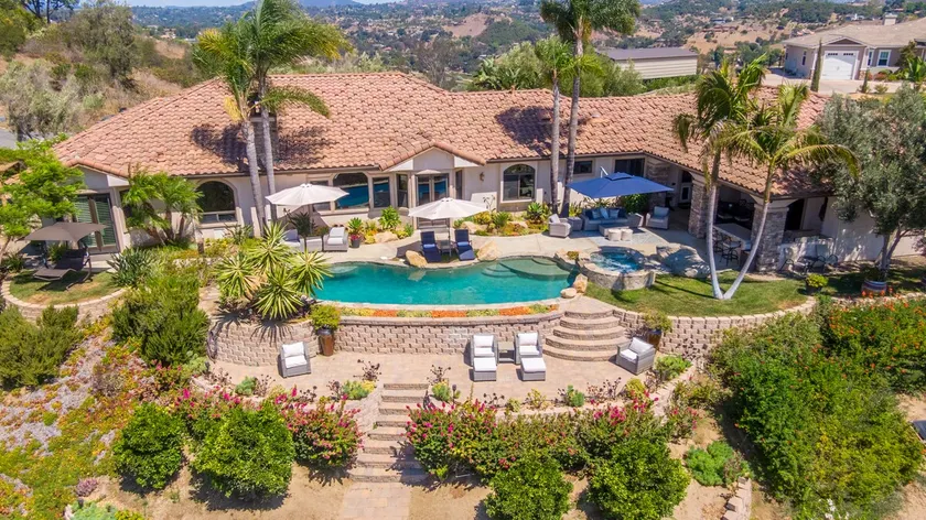 Extraordinary Ridgetop Estate. Luxury Amenities! - Image 1
