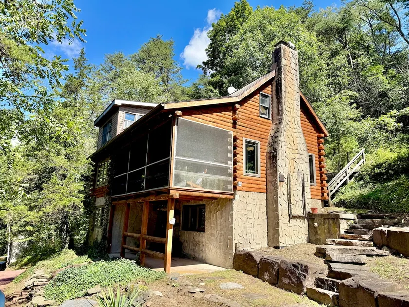 The Log Hideaway - Image 1