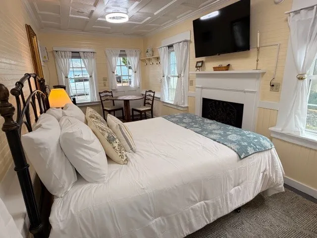 Suites on Pollock - The Cottage Suite - Image 1