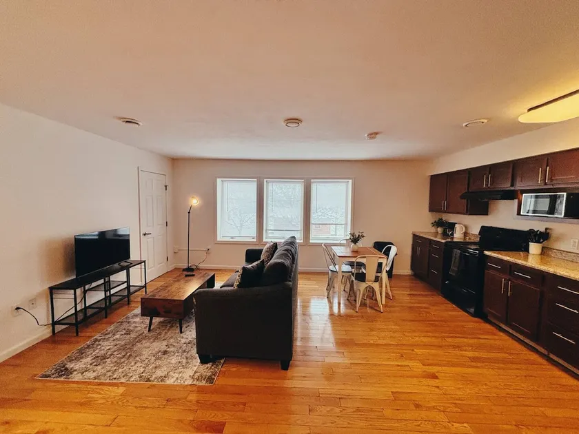 Beautiful Two Bedroom Apartment! - Image 1