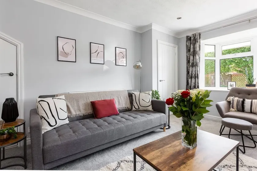 Family-Friendly 3Bed House | Quiet Area | Sleeps 6 - Image 1