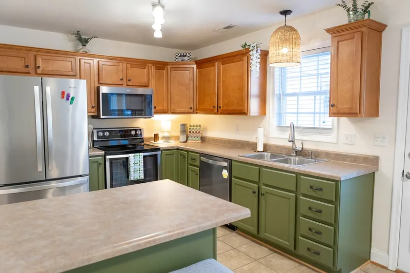 2BR Townhome | Easy Access to Downtown - Image 1