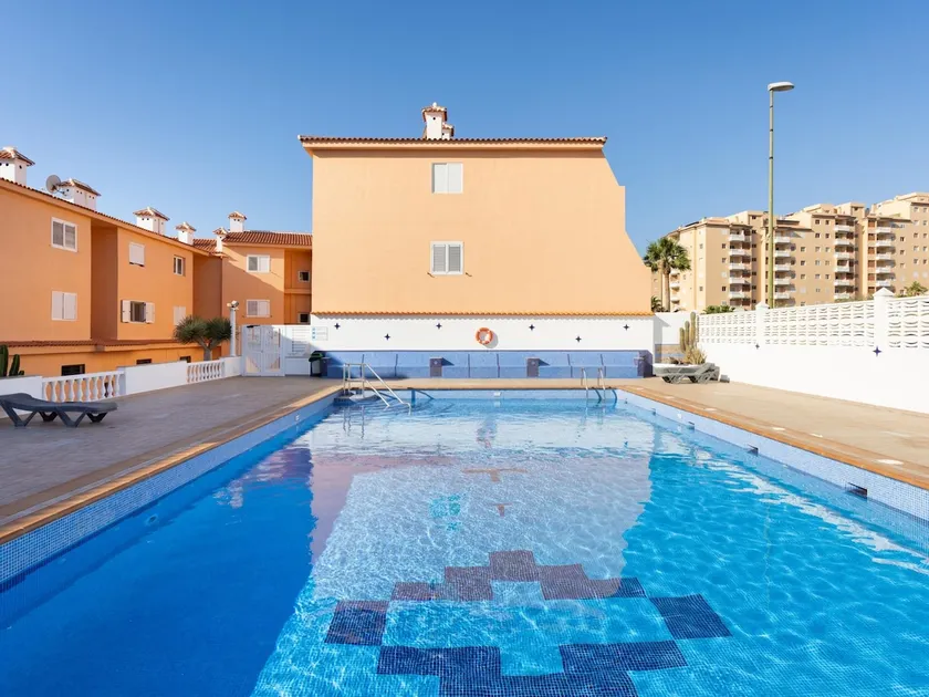 Seafront Apartment with Pool - Image 1