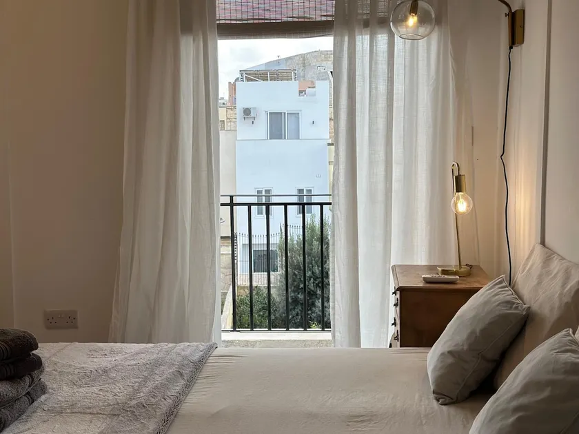 Charming Balcony Flat – 10 min Bus from Valletta - Image 1