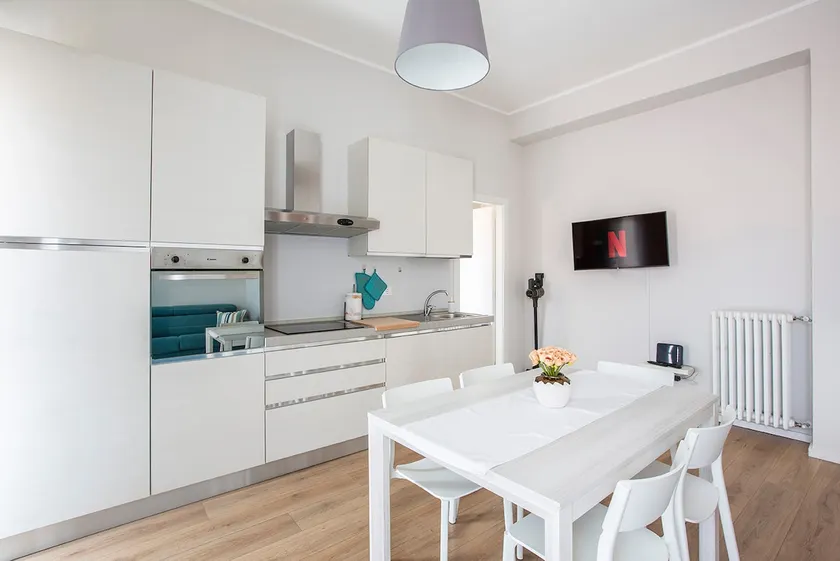 Elegant & Spacious · 50m to Lake · 5 min to Center - Image 1