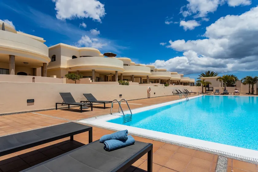 2BR Apt. 5' to the beach, 2 Pools, AC, Smart TV - Image 1