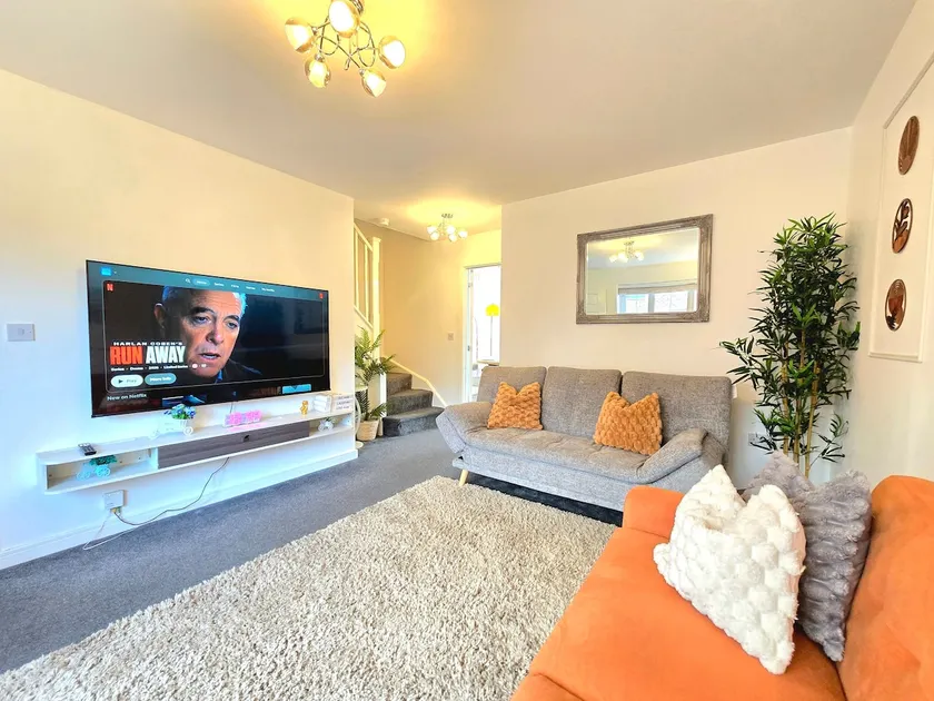 The Charm Luxury House - 8mins to NEC, Birmingham Airport - Image 1