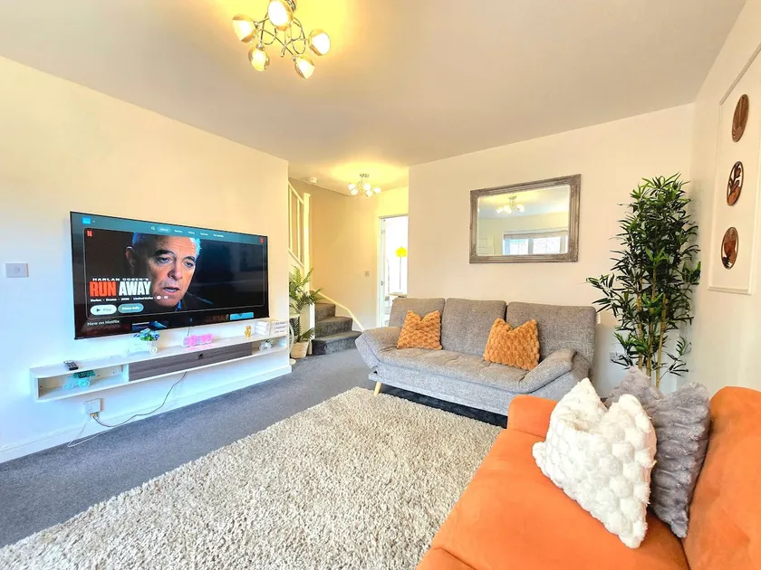 The Charm Luxury House - 8mins to NEC, Birmingham Airport - Image 1