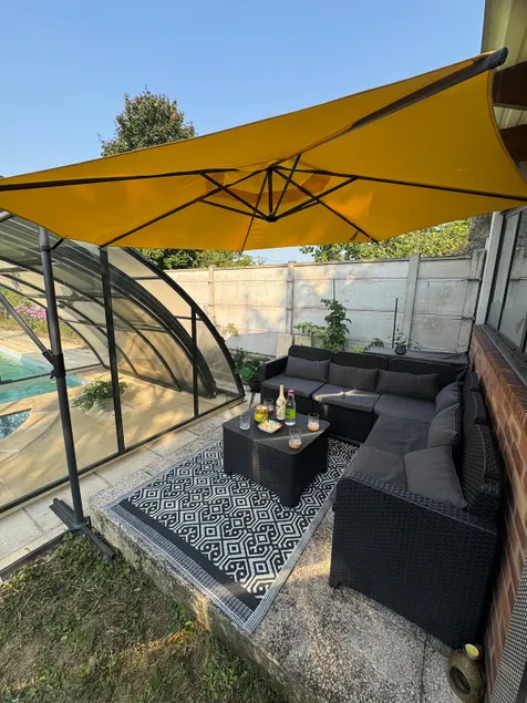 5-bedroom villa with pool - Image 1