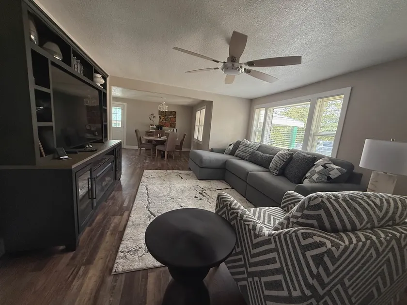 Emerald & Ivory Cottage - Image 1