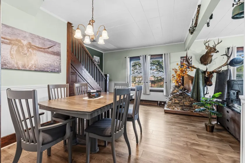 Cozy Western Farmhouse Retreat - Image 1