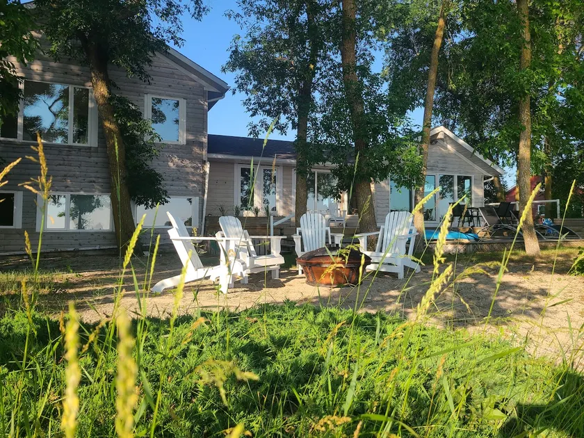 Gimli Lakefront Bliss - Image 1