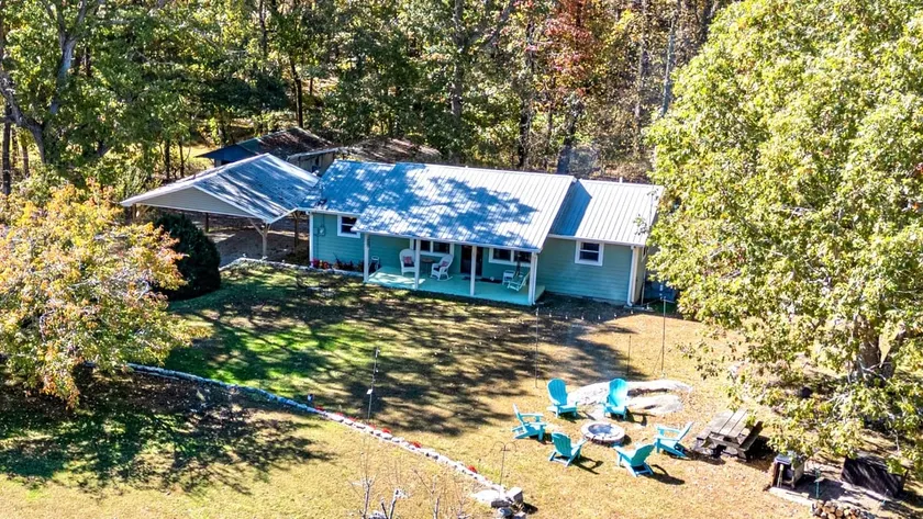 One-acre family retreat, dogs welcome - Image 1