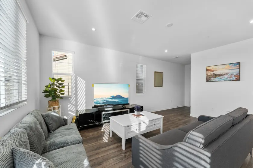 Modern Comfort 3BR Near Fw15 - Image 1