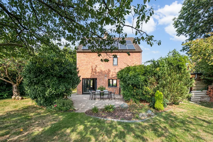 Charming house with spacious garden - Image 1