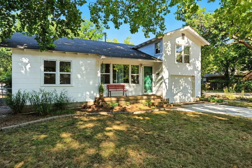 Walnut Street Retreat *Fenced Backyard*3 King Beds - Image 1