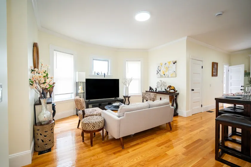 14A6_Stylish 3BR Apt Walk to Subway, Near Boston - Image 1