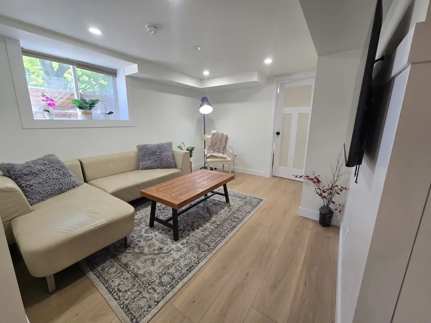 2BR apt + private yard & entry - Image 1
