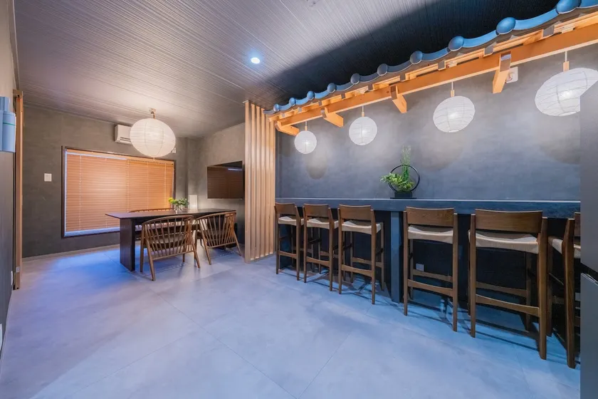 2-minute walk from the subway! New room, loft space for children to enjoy, 7 beds, 2 baths, 3 toilets - Image 1