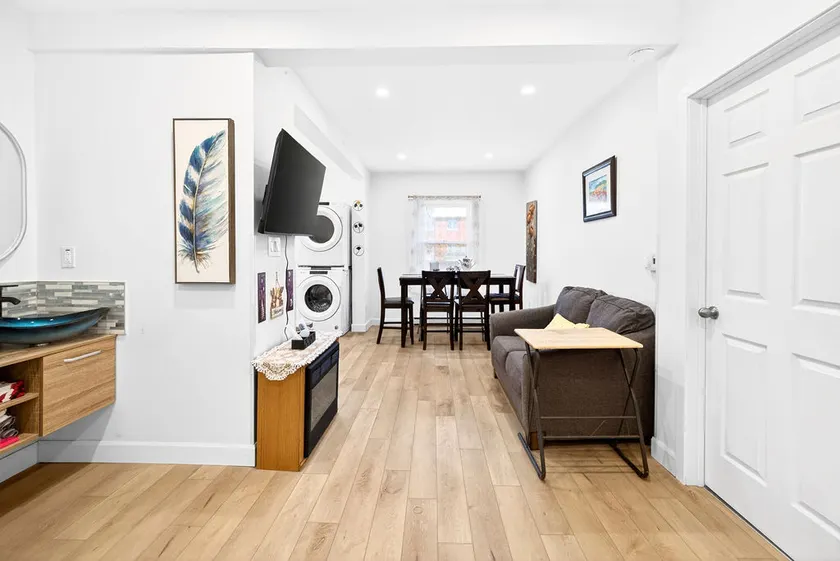 Quiet&Comfy 3BDRS Apt near DT, Concordia, Parking - Image 1