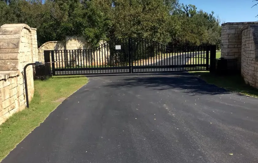 Gated Treasure 1/2 mi off I-40 - Image 1