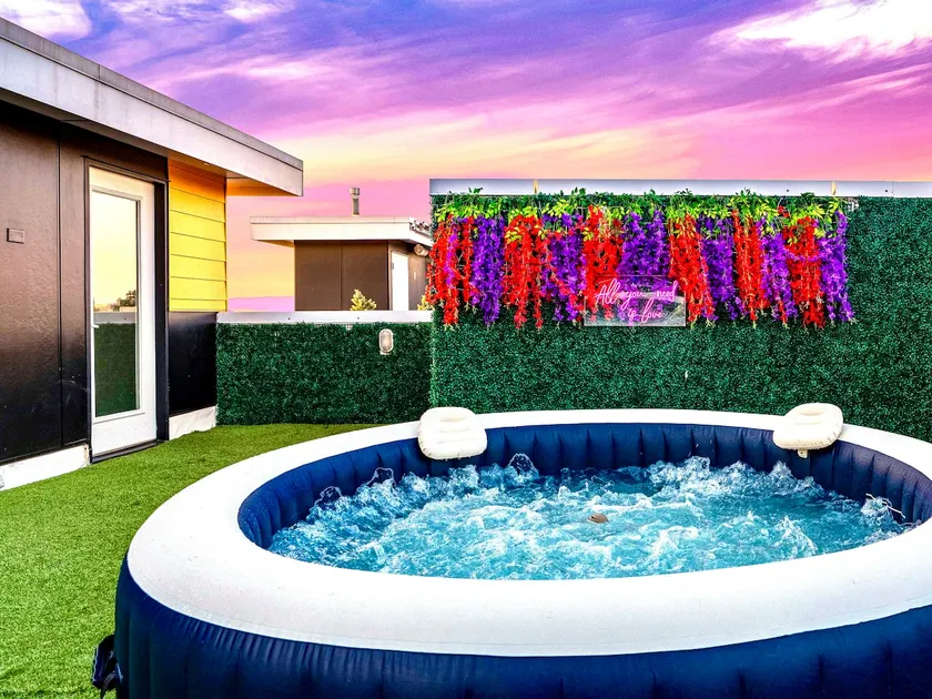 Hot tub | Arcade | Games | Outdoor theatre - Image 1