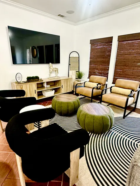 stylish corporate, wifi, garage convenient to 191 - Image 1