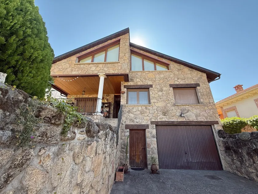 A villa surrounded by nature - Image 1